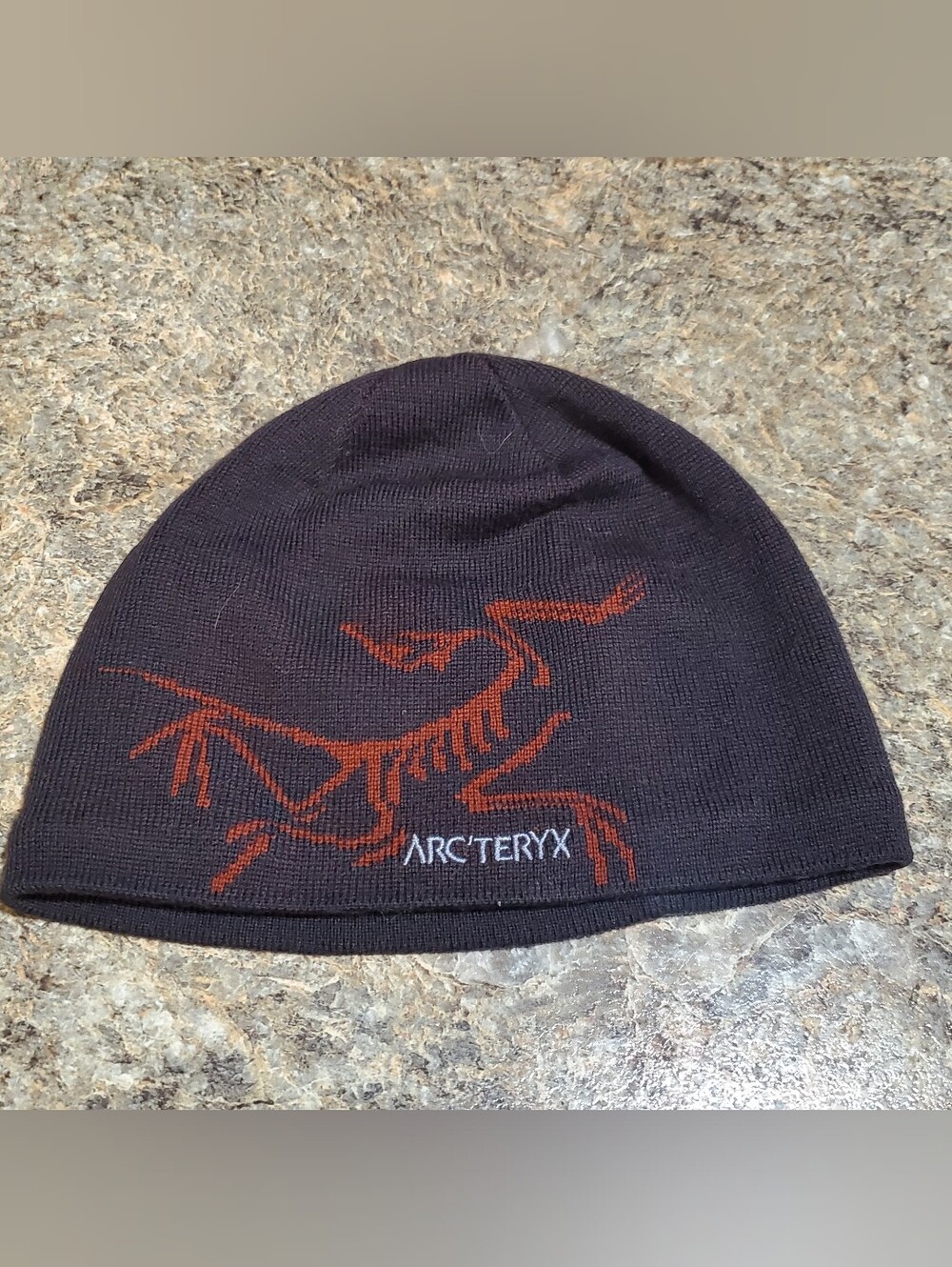 ARCTERYX BEANIE UNISEX HAT. WOOL BLEND. PURPLE BROWN